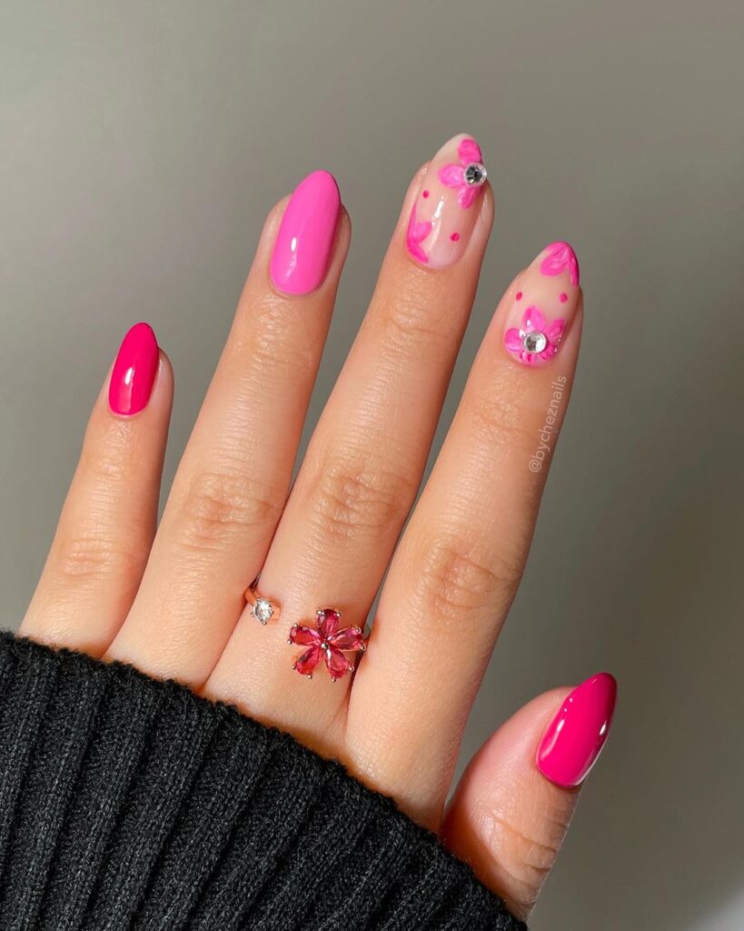 florais cor-de-rosa em unhas curtas amendoadas