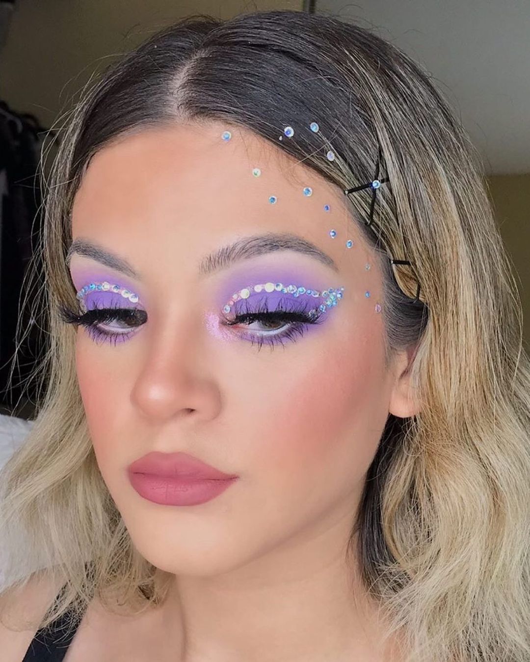 maquillage des yeux avec des pierres précieuses violettes