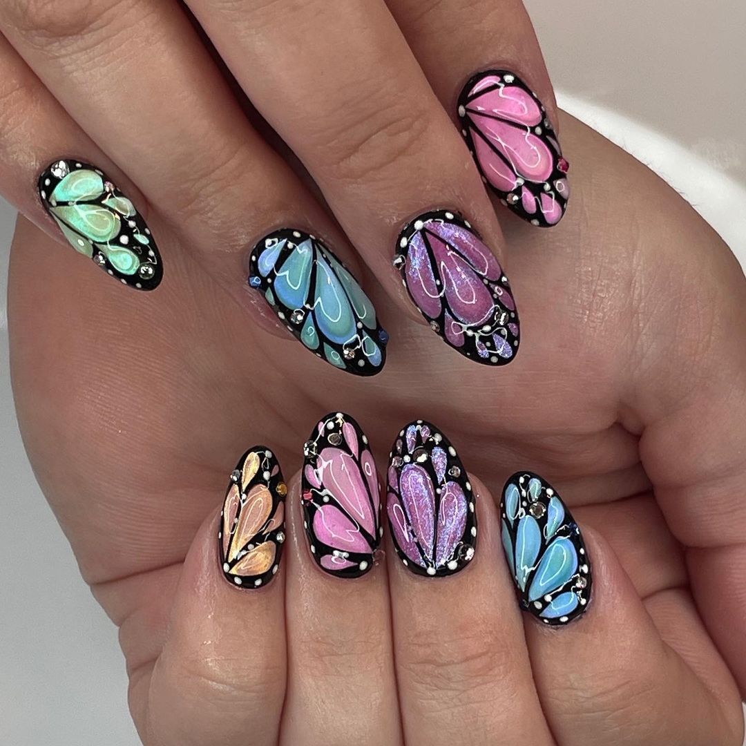 uñas con alas de mariposa arco iris