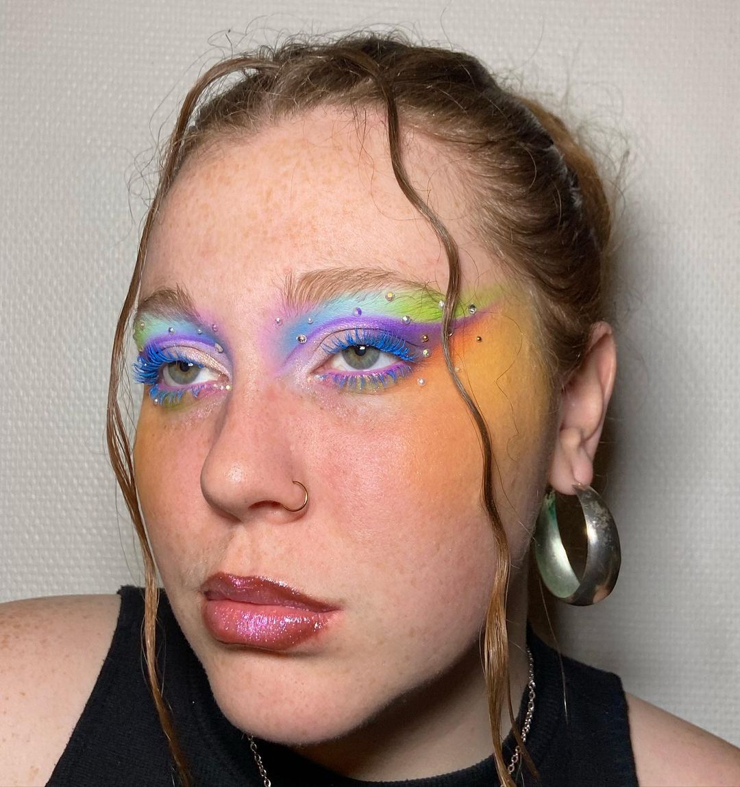 maquillaje de ojos con strass arco iris