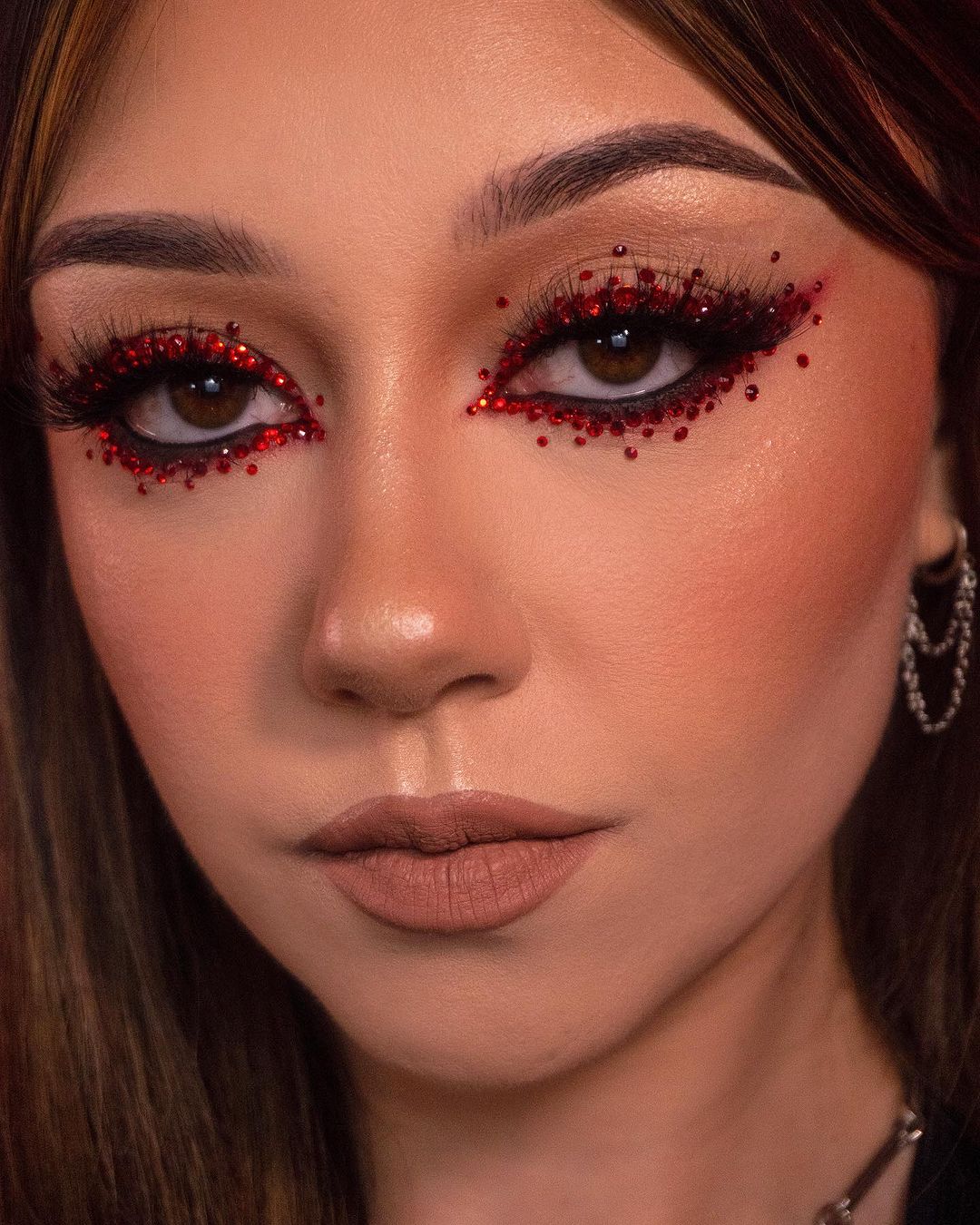 maquillage des yeux en cristal rouge rubis