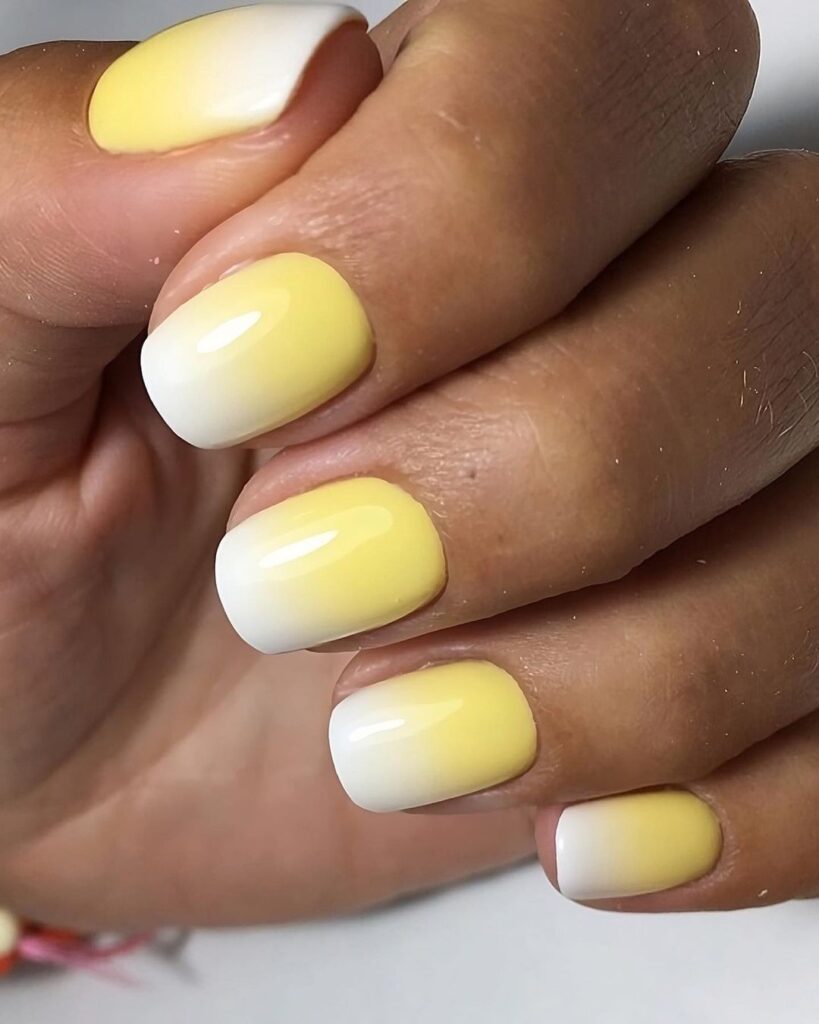 unhas curtas em ombre amarelo e branco