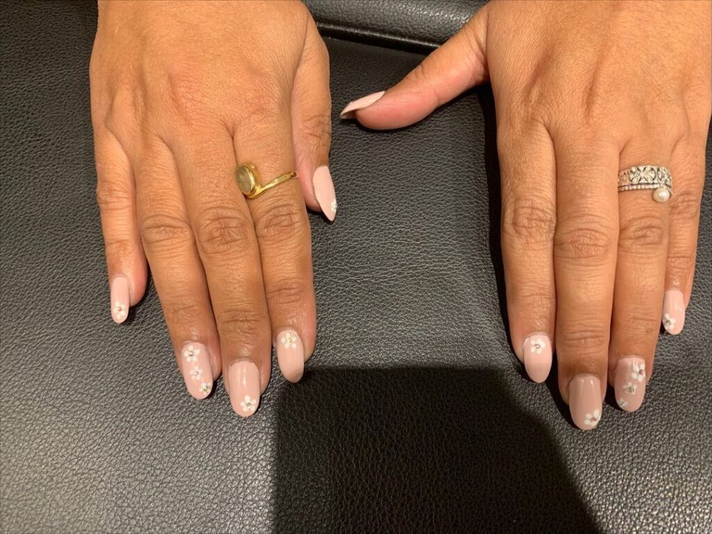 unhas de verão simples e nude