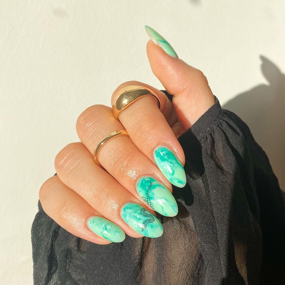 Dessin d'ongles en jade pour l'été