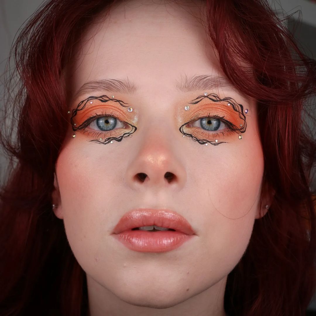 maquillage des yeux avec strass au coucher du soleil