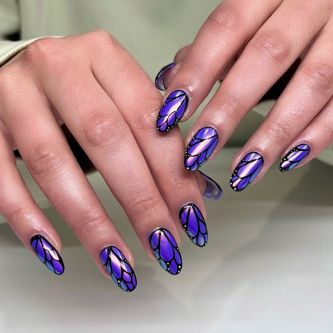 uñas con alas de mariposa violeta