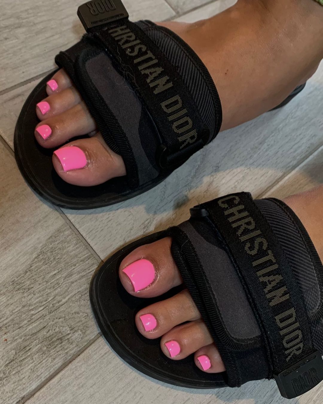 uñas de los pies en rosa