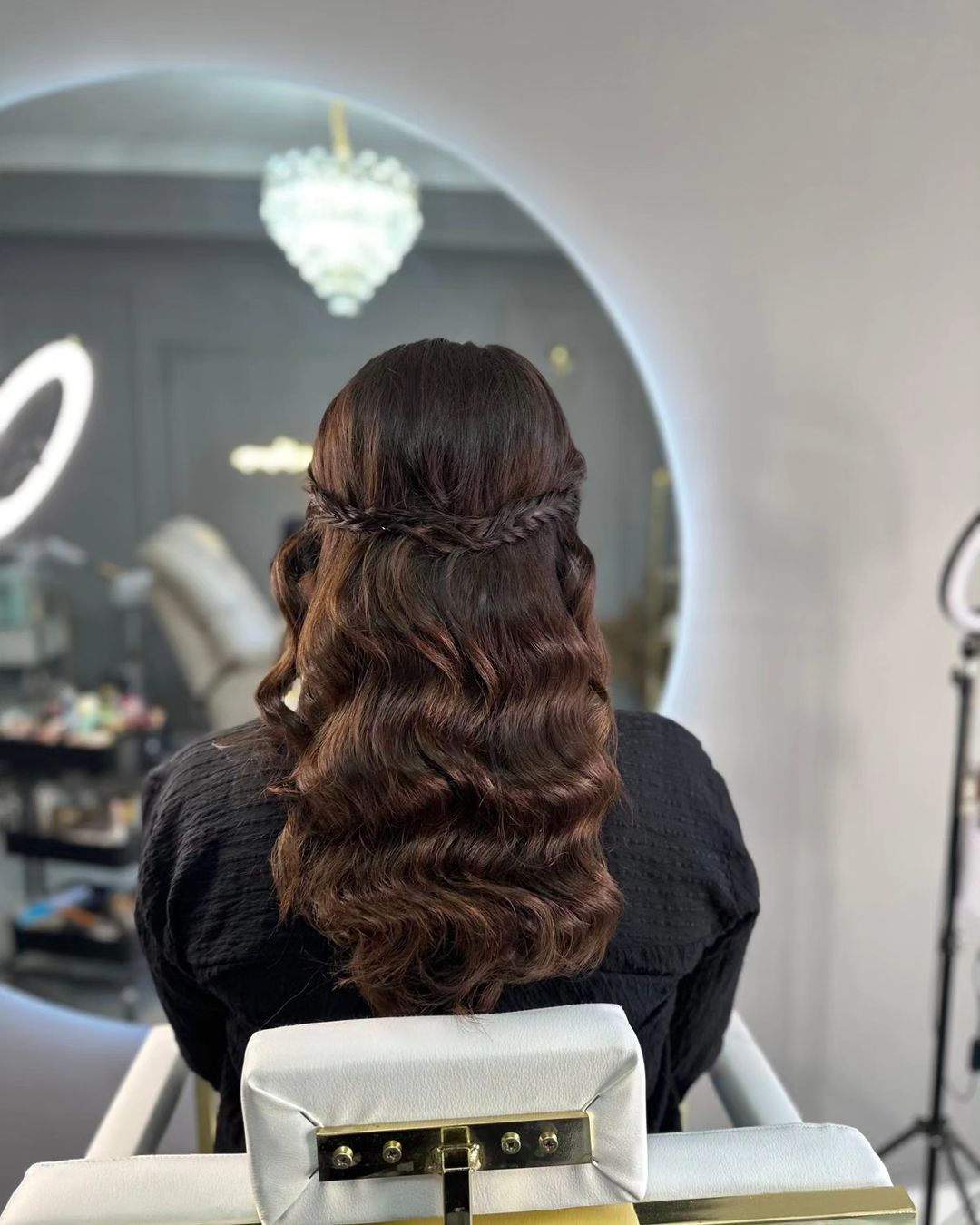 meio penteado com coroa entrançada e ondas hollywoodianas