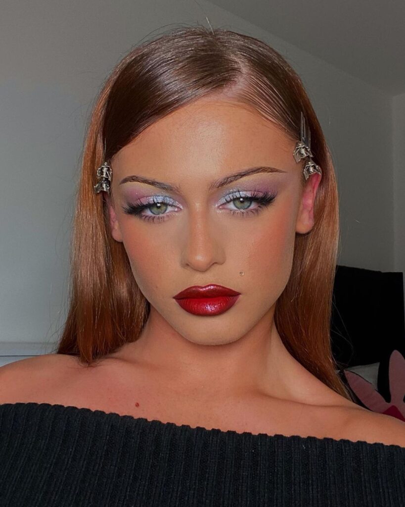 2000s makeup with thin eyebrows