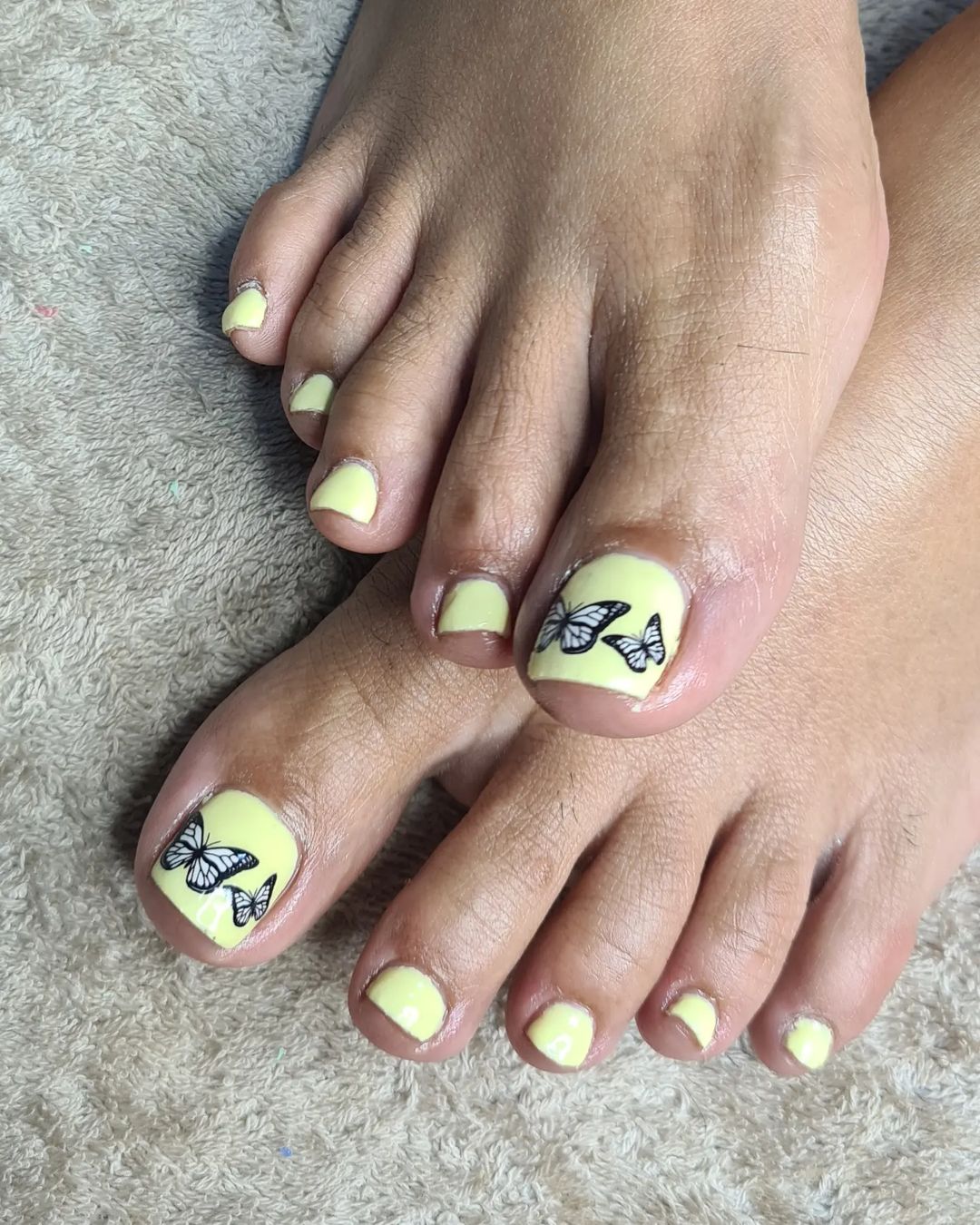 unhas dos pés de limoncello com borboletas