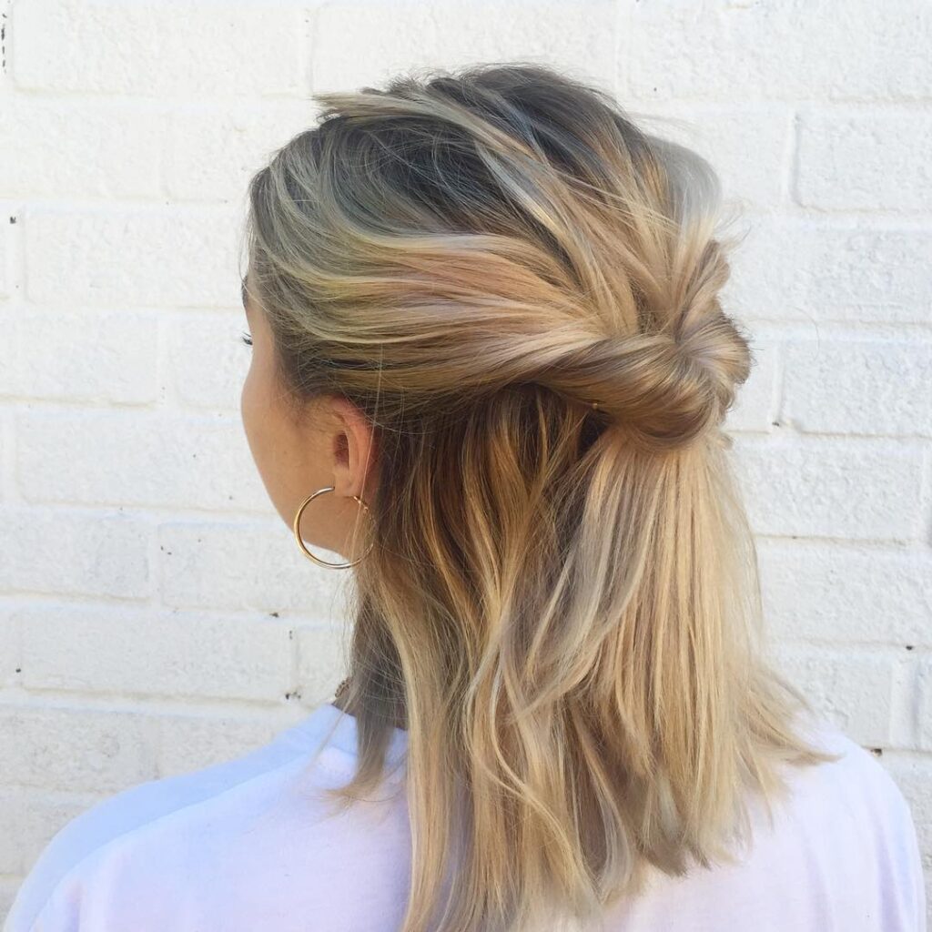 Coiffure blonde des années 90 à l'envers, moitié haut moitié bas