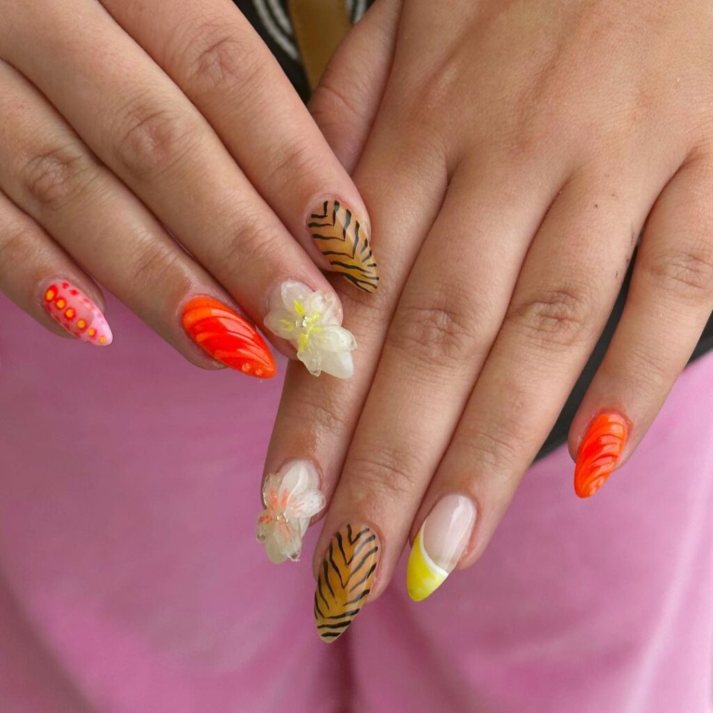 unhas tropicais com estampado animal