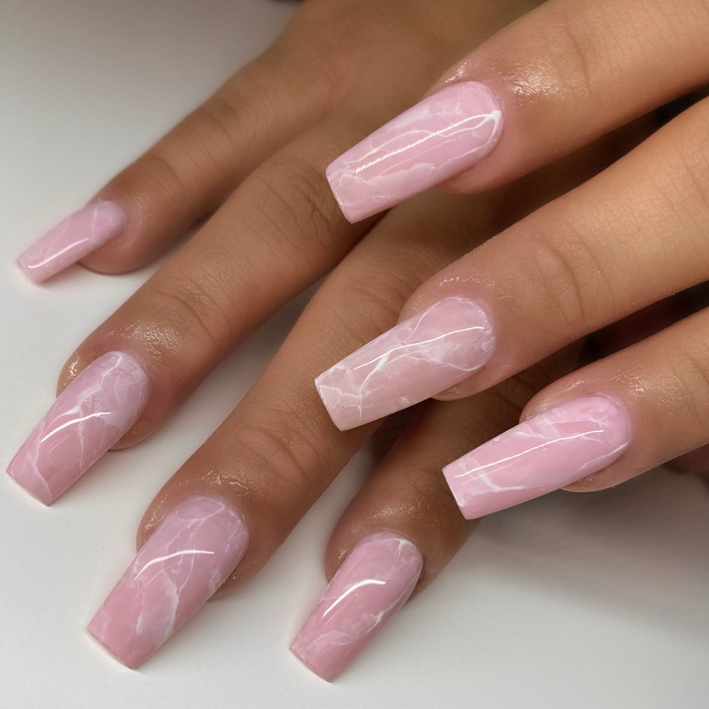 uñas de mármol rosa bebé