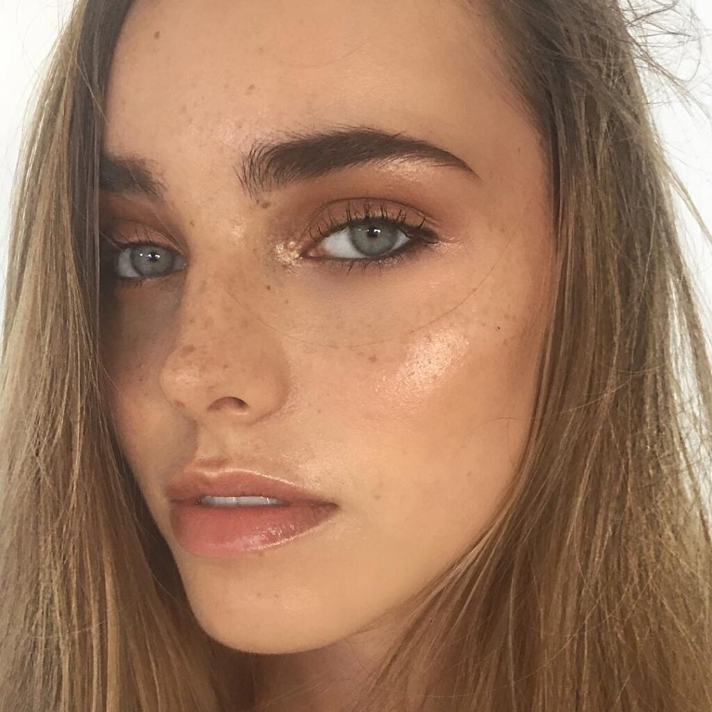 beach makeup with earthy tones