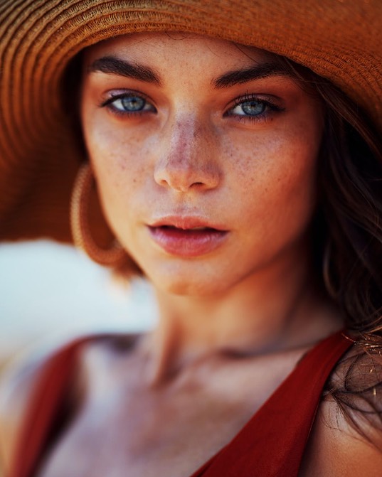 maquillage de plage avec taches de rousseur