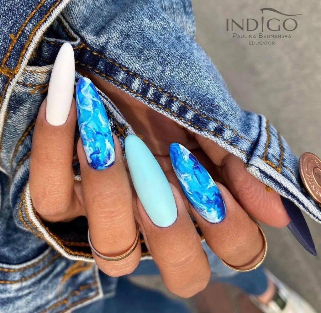 ongles en marbre bleu