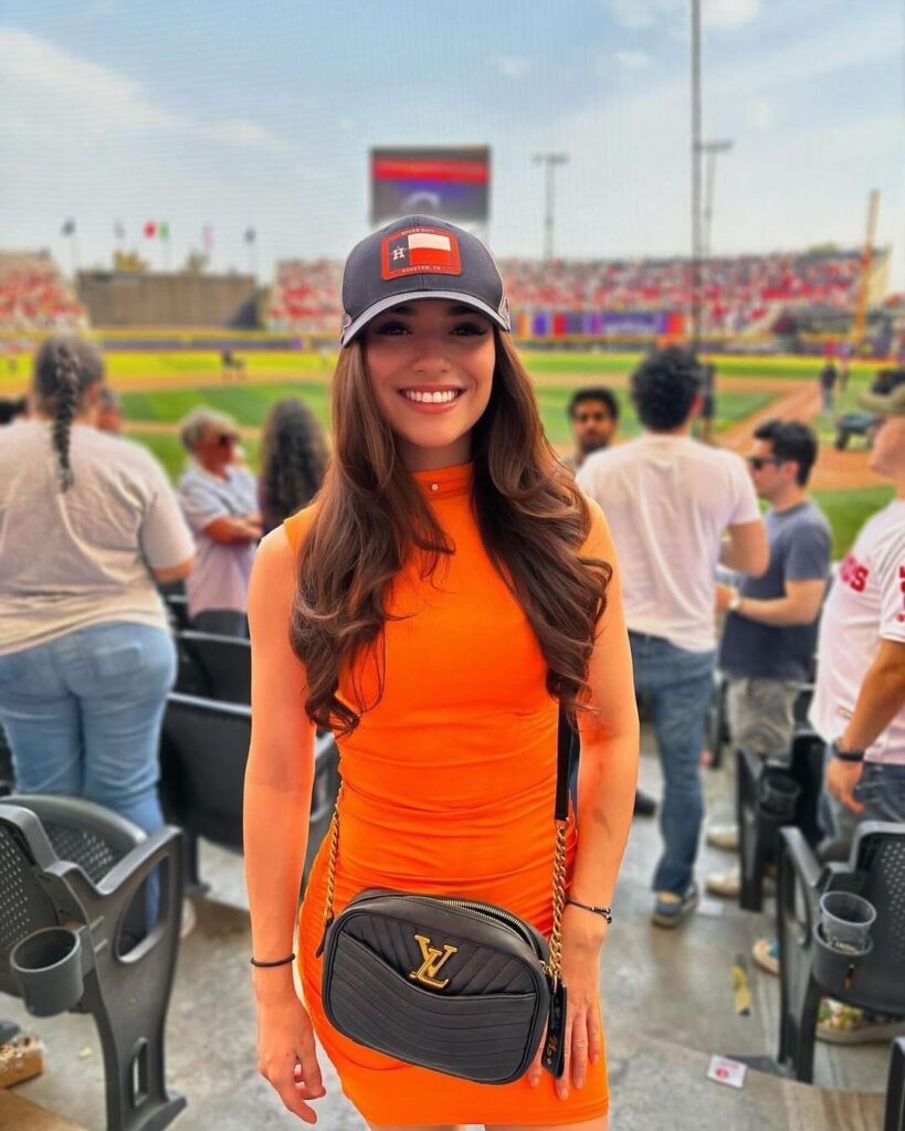 Coiffure de baseball avec un brushing rebondi