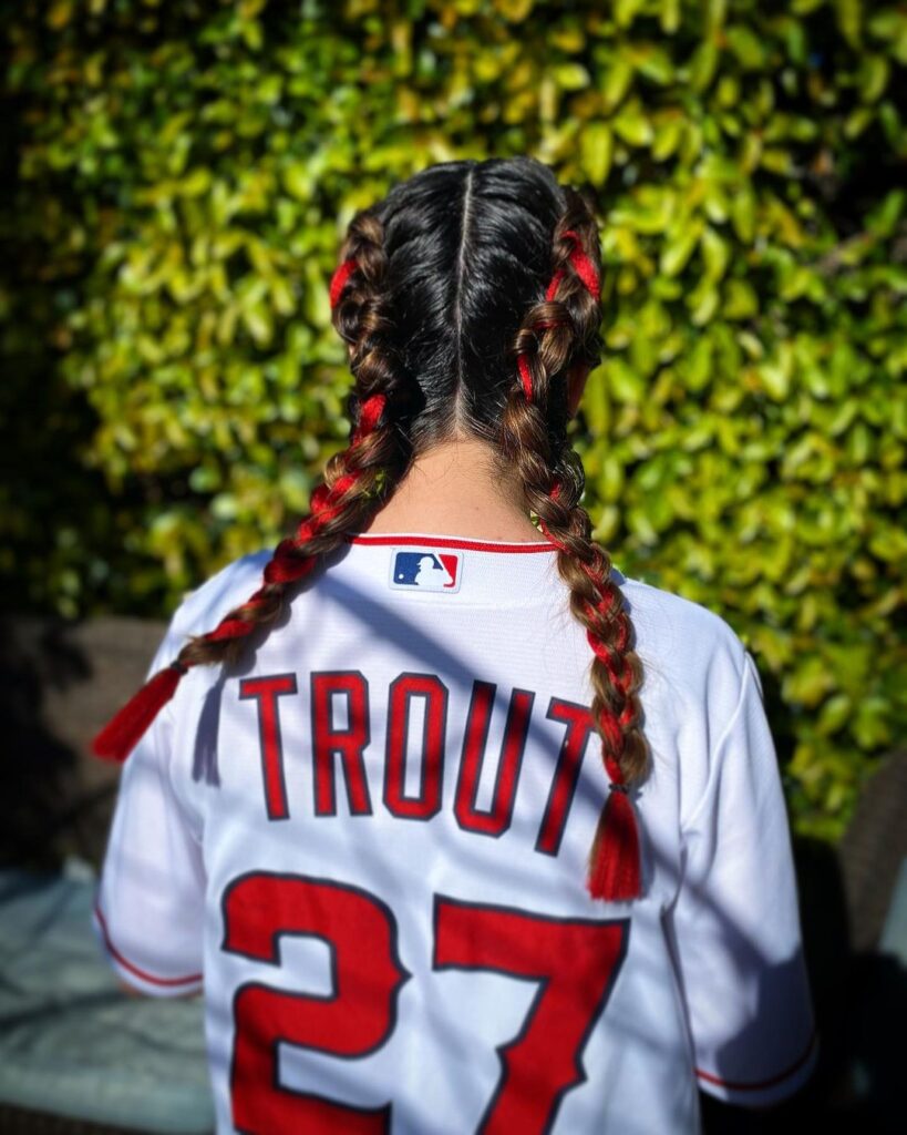 trenzas de colores para el partido de béisbol