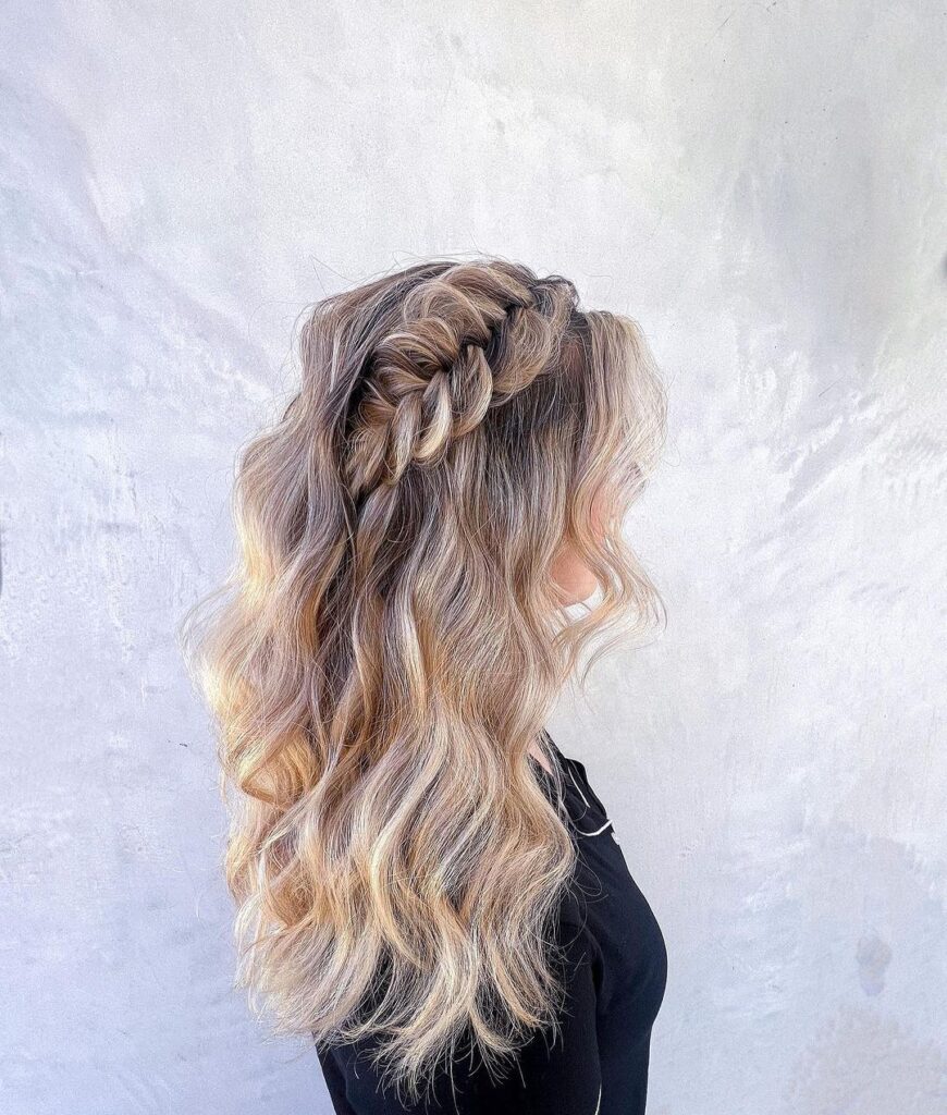 trenza corona sobre ondas