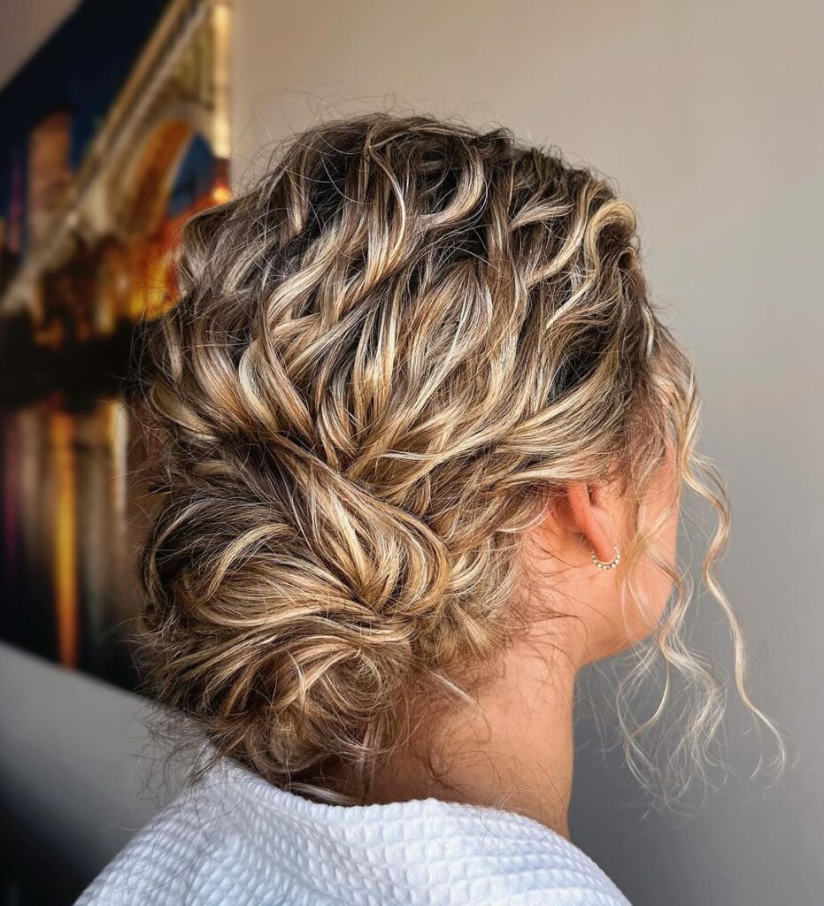 updo riccio per la giornata in piscina