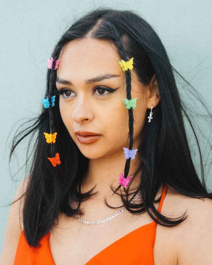 penteado de verão bonito com ganchos de borboleta