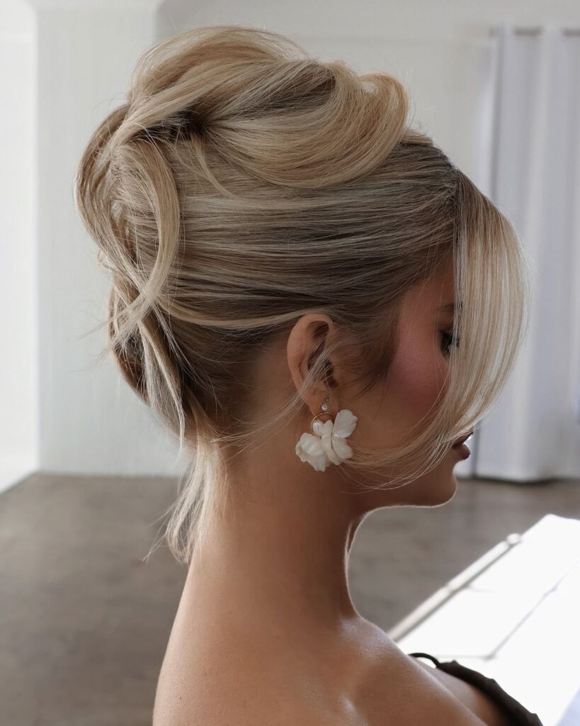 penteado de verão bonito com pinça de garra