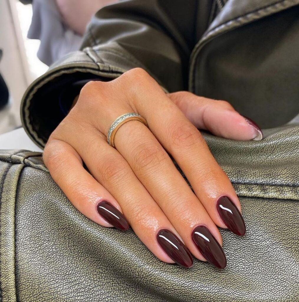 ongles bordeaux foncé