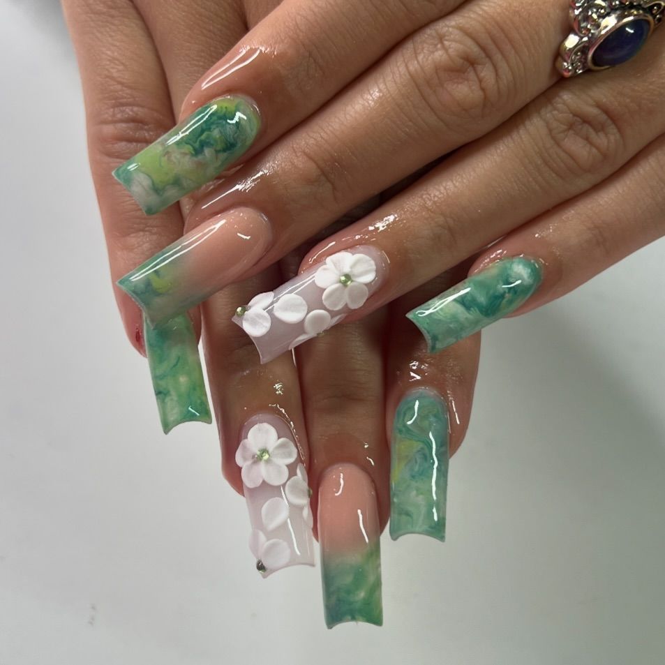 ongles marbrés floraux verts