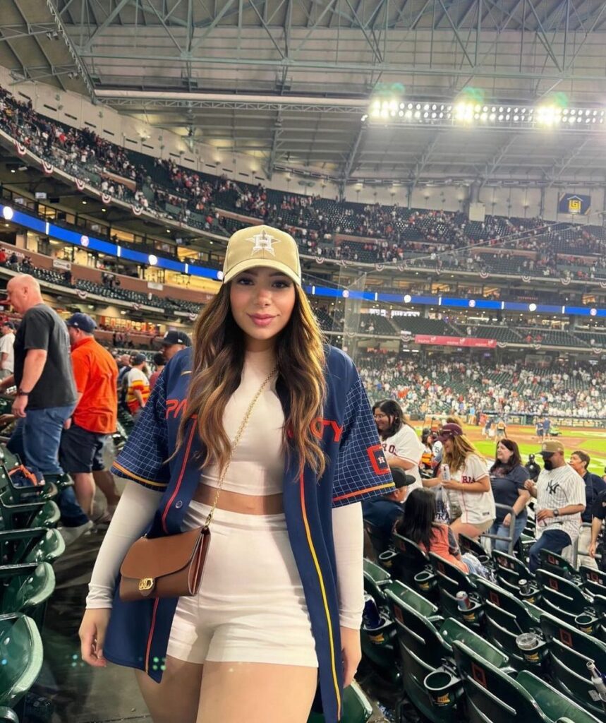 coiffure lâche et bouclée pour le match de baseball