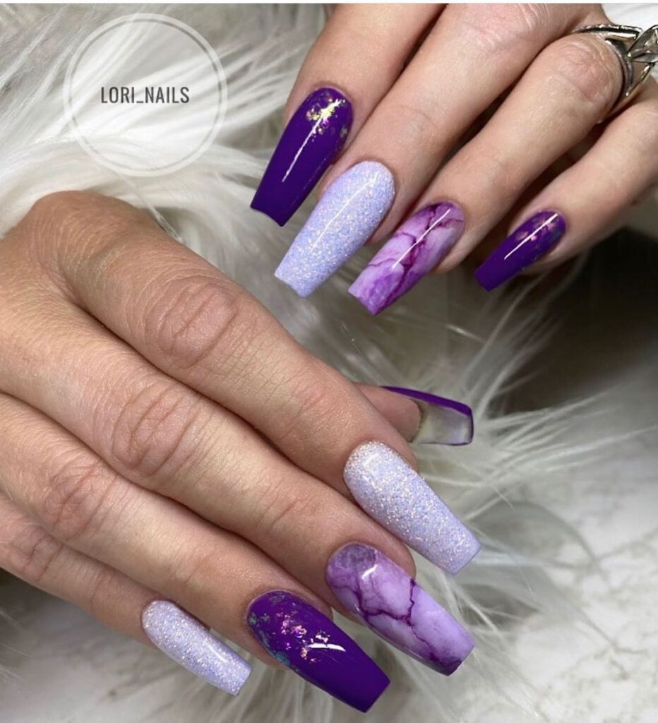 ongles en marbre violet