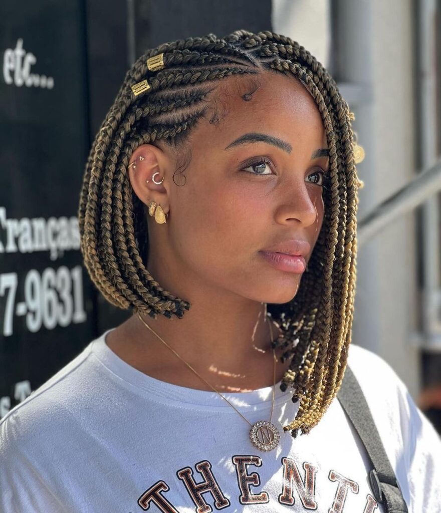 coiffure d'été mignonne avec tresse et raie sur le côté