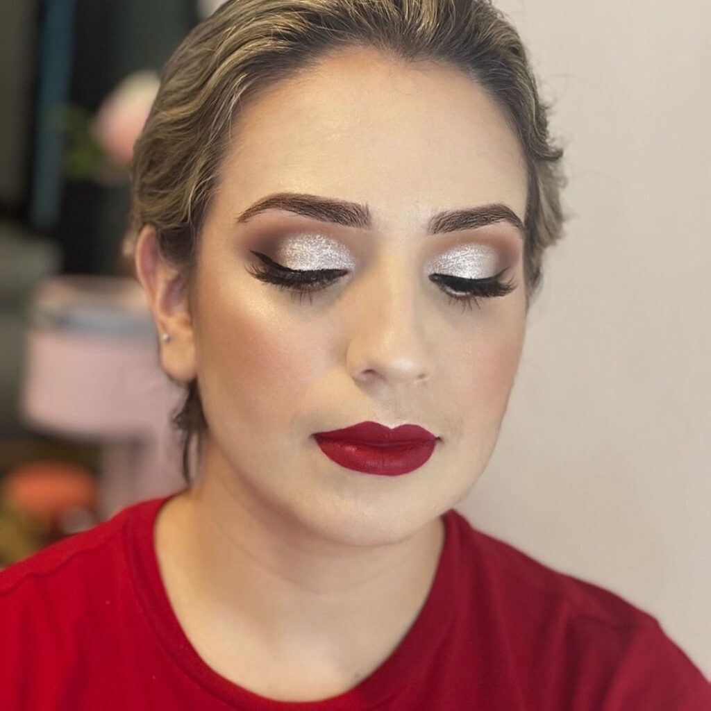 maquillaje de ojos ahumado plateado y pintalabios rojo