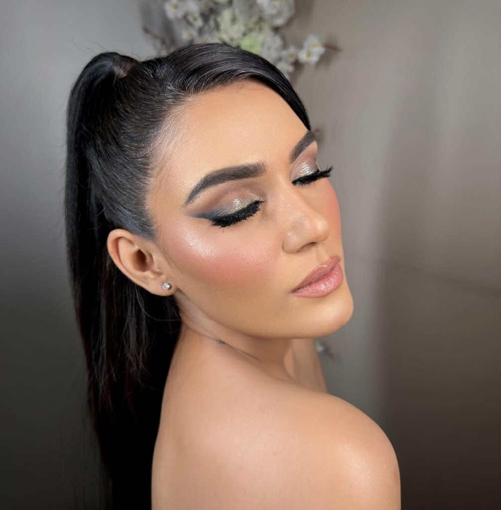 maquillaje sutil smokey ojos plateados