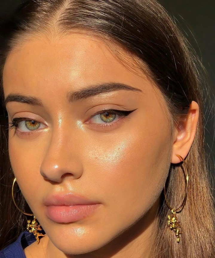 maquillaje sunkissed con iluminador para el rabillo del ojo