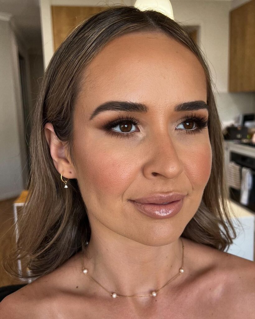 maquillaje bronceado con brillo de labios