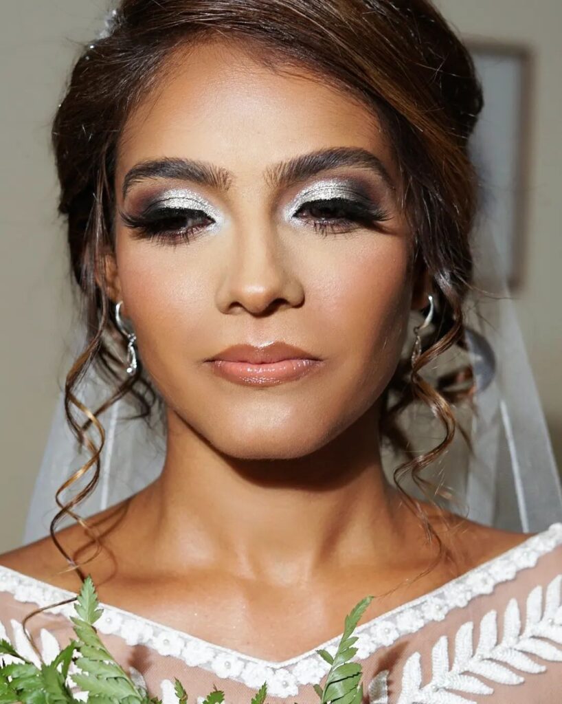 Maquillage des yeux smokey argentés pour le mariage