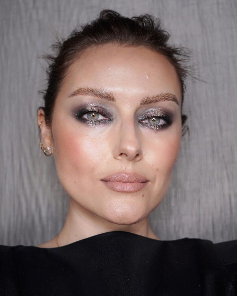 Maquillage des yeux smokey argenté mouillé