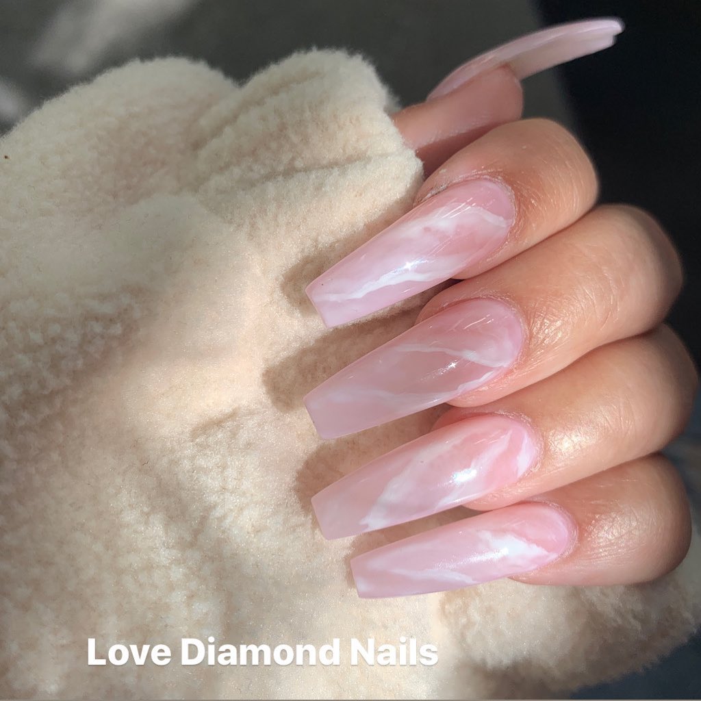 ongles en marbre blanc