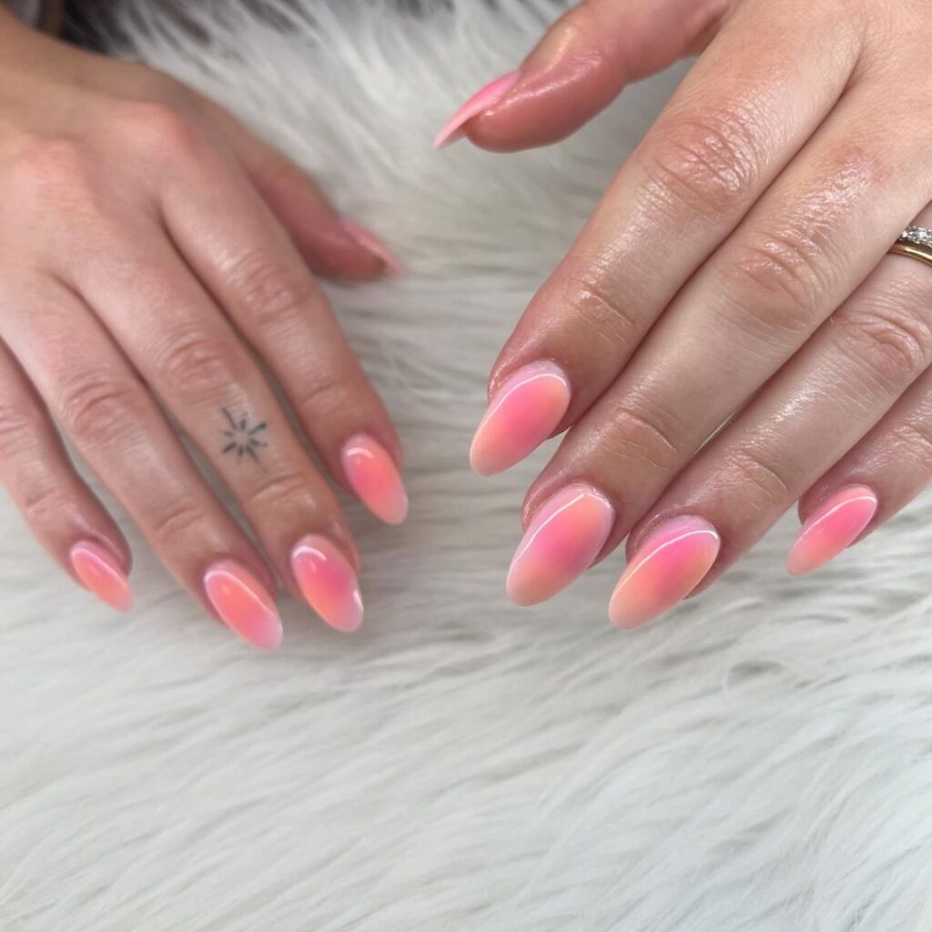 unhas de verão cor-de-rosa e cor de laranja com aerógrafo