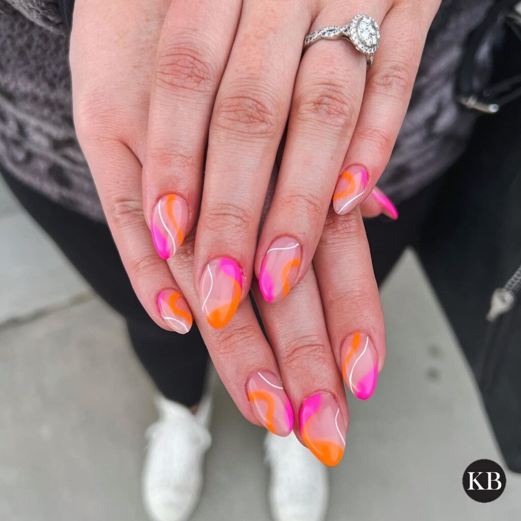 unhas de verão cor-de-rosa e cor de laranja amendoadas