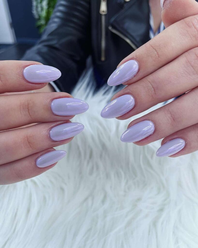 uñas de verano morado almendra