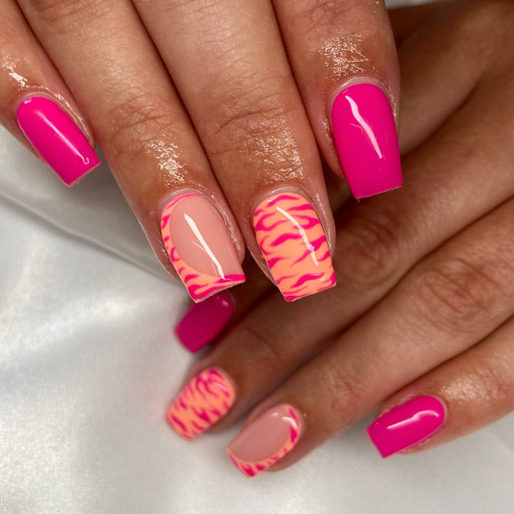 unhas de verão com estampado animal rosa e laranja