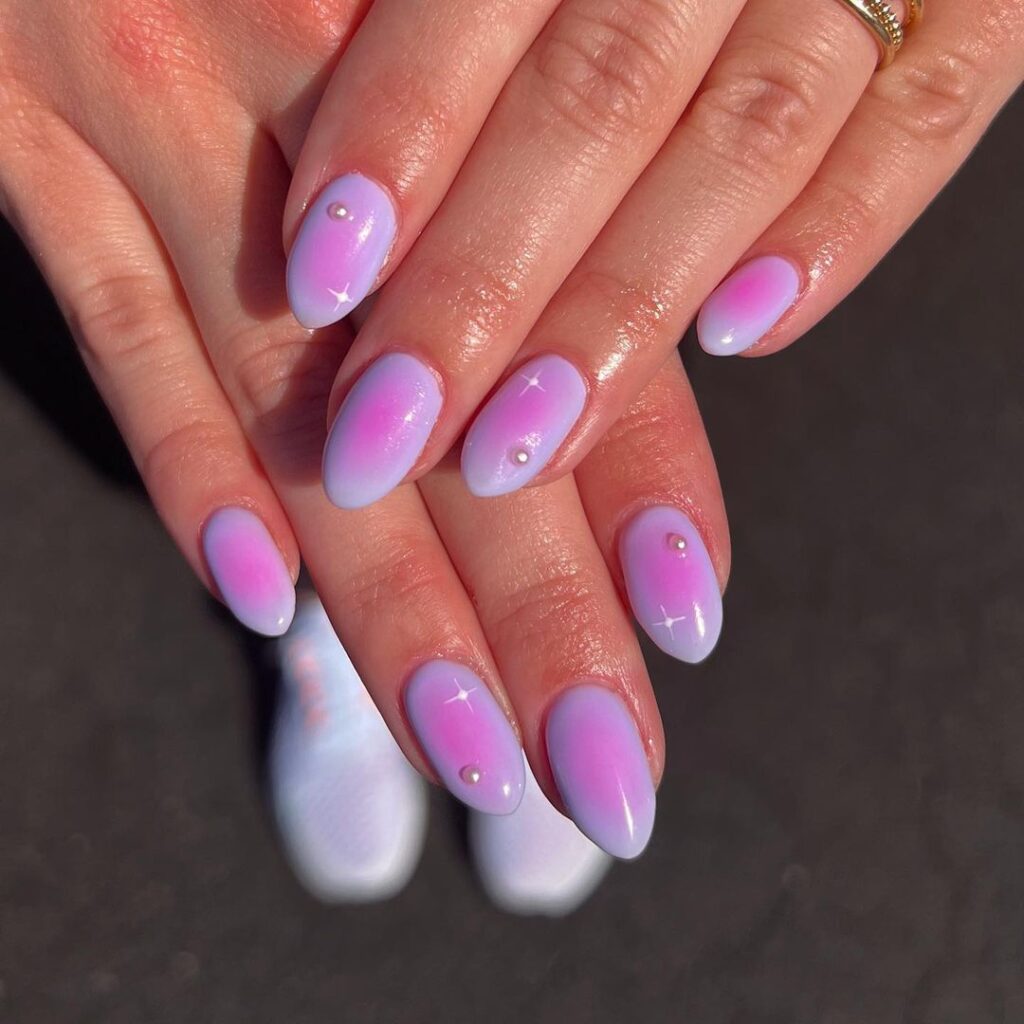 ongles d'été violet aura