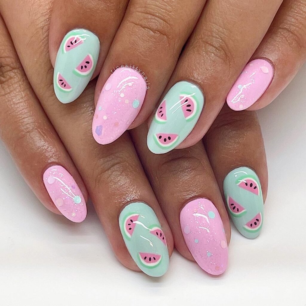 uñas rosa bebé y menta