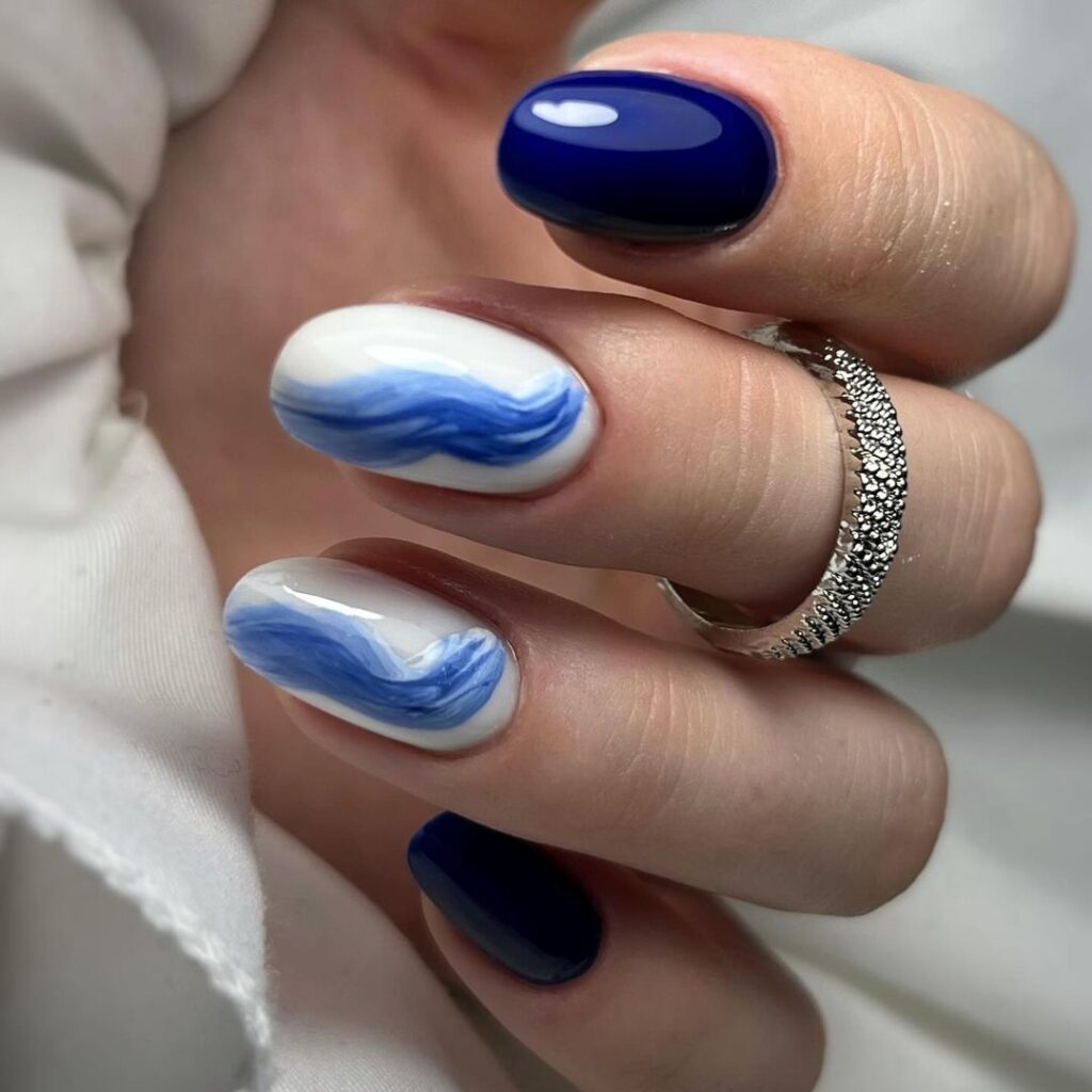 arte azul em unhas naturais