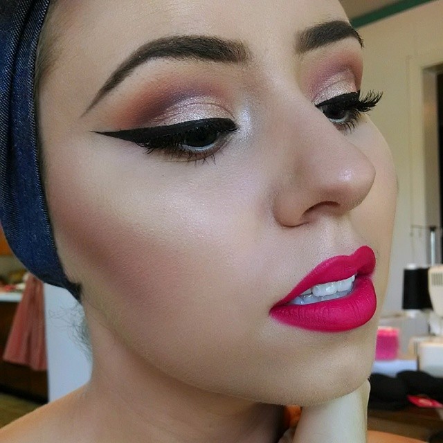 rouge à lèvres rouge cerise avec eyeliner 3