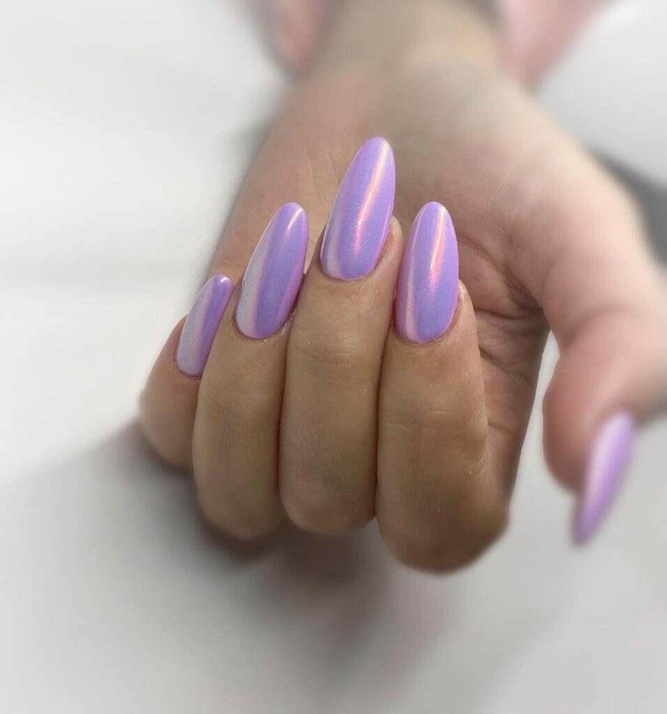 ongles d'été violet chromé