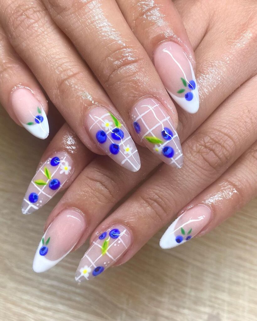 arte de unhas de mirtilo com classe