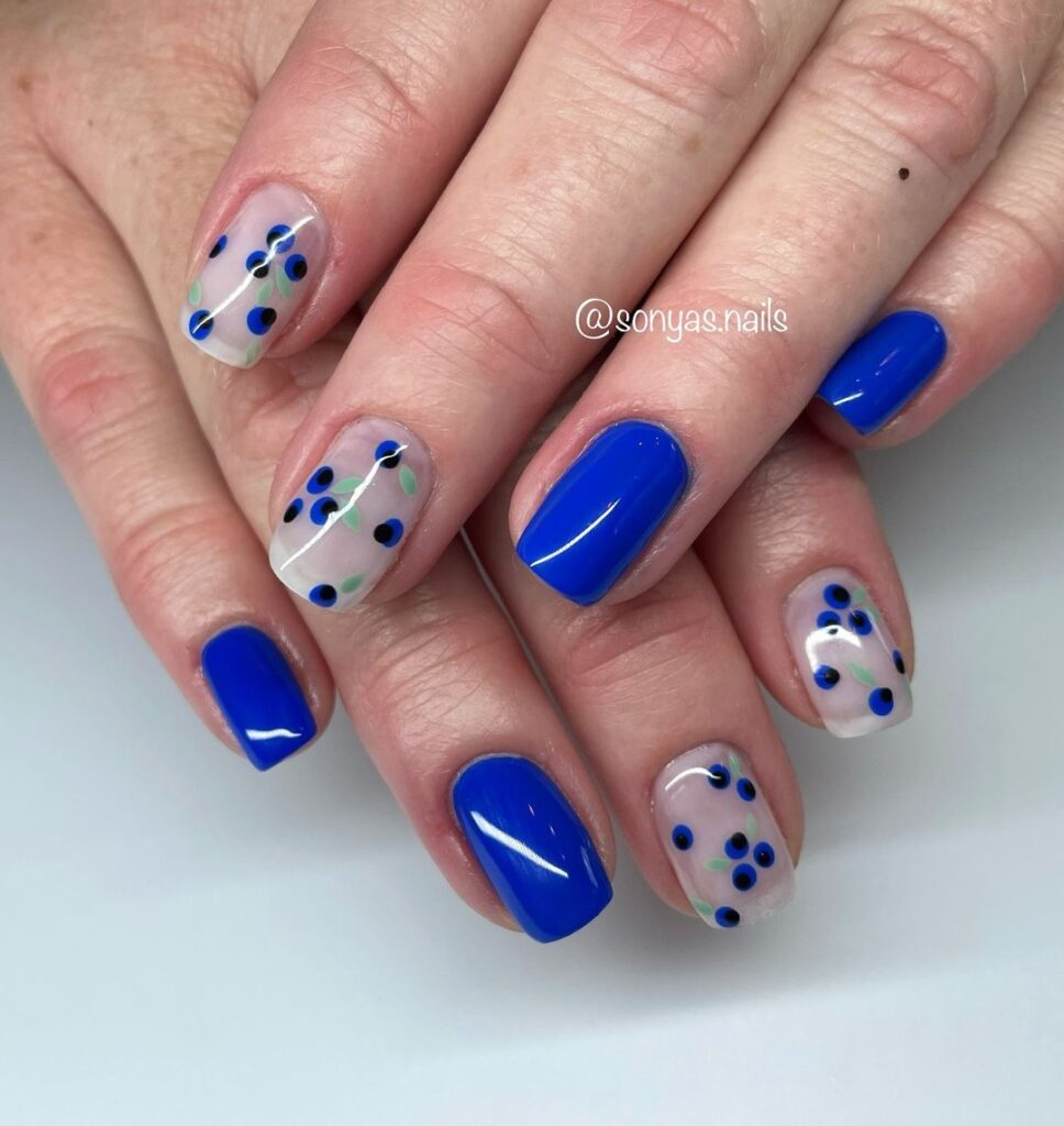 nail art con mirtilli scuri