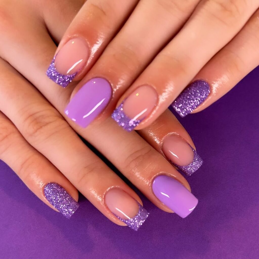 ongles d'été pailletés violet foncé